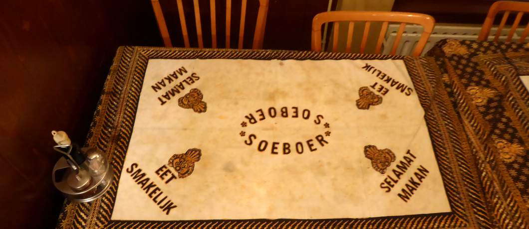 Eet smakelijk of Selamat makan op zijn Indisch aldus het tafelkleed restaurant Soeboer.
