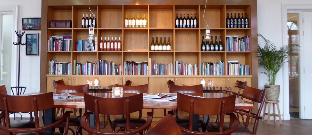 Lounge van Hotel Corps de Garde met boeken en wijn