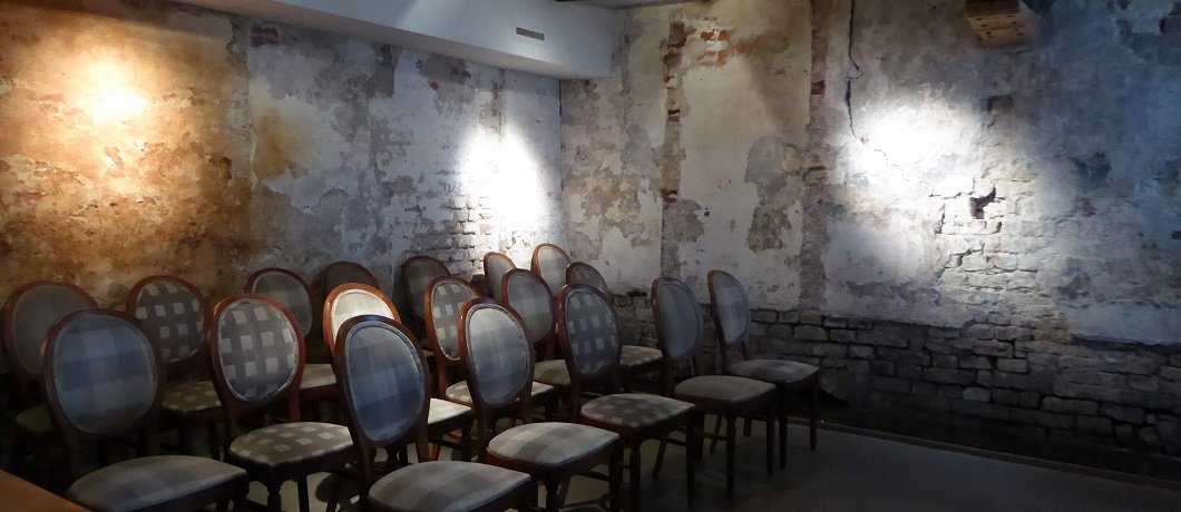 De oude stadsmuur verborgen in Kamer met bad en open haard in Comfort kamer van Hotel Corps de Garde