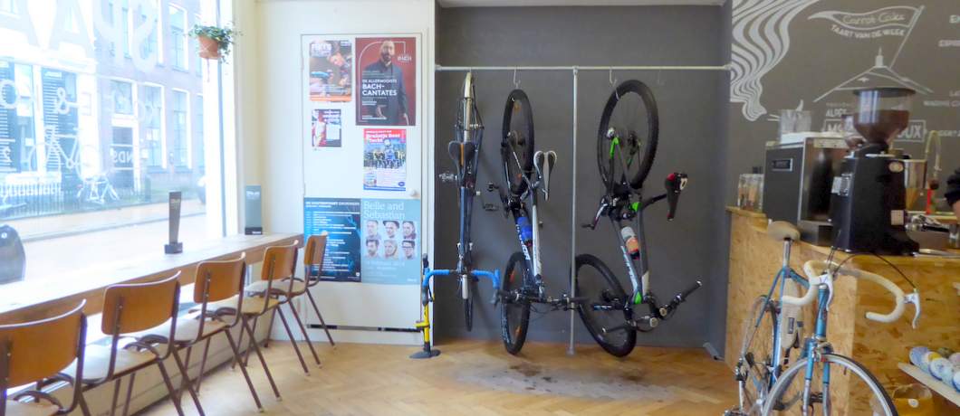 Ideaal, een fietsenrek binnen bij fietsenwinkel Spaak