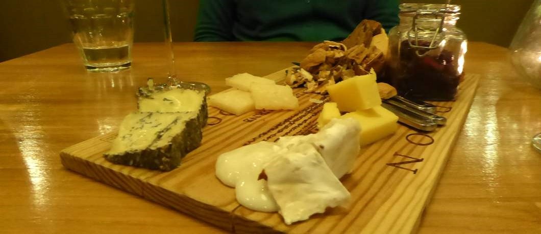 Kaasplankje met noten en vijgen bij restaurant Voilà