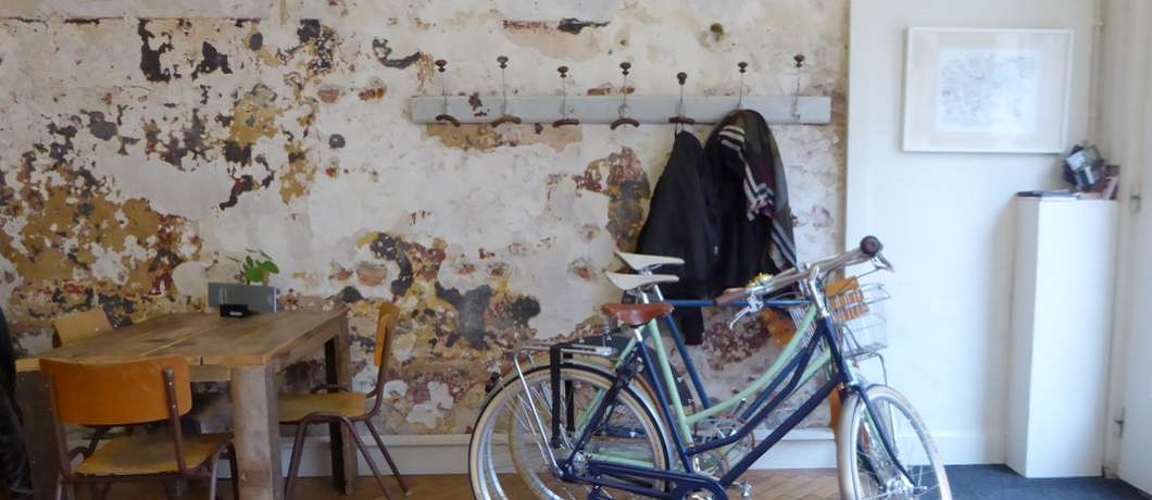 Ruig gepleisterde muren bij koffietent en fietsenwinkel Spaak