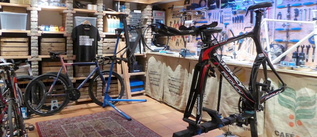 Werkplaats van fietsenwinkel Spaak: koffie en koers