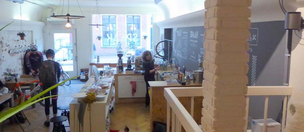 Wielrenners lopen in en uit bij Spaak