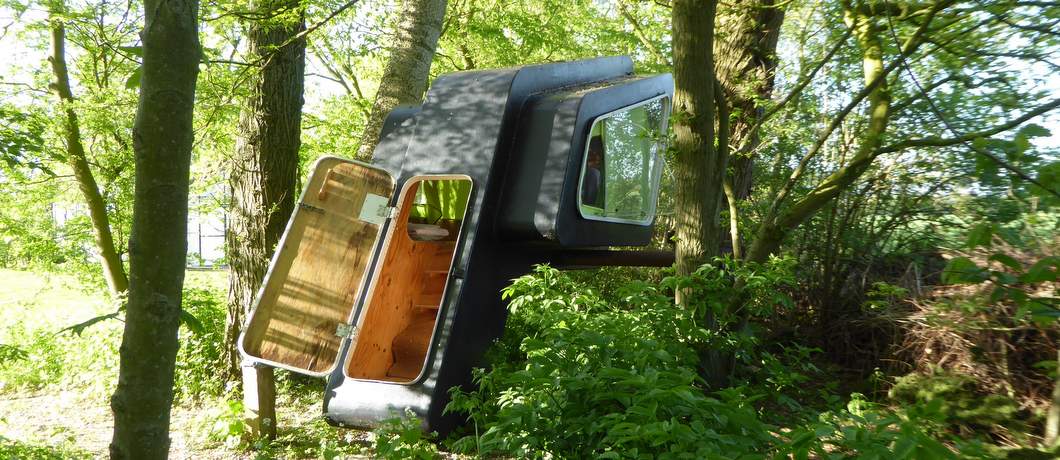 Boomhut van Frank Havermans tussen de bomen bij B&B Frankrijk-Noord