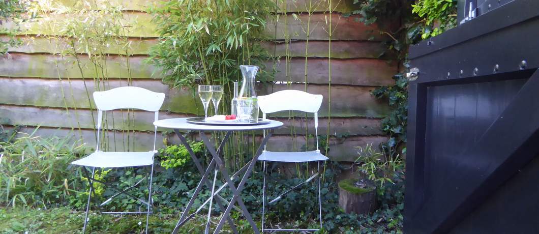 Drank en hapjes op het eigen terras bij aankomst bij B&B Frankrijk-Noord