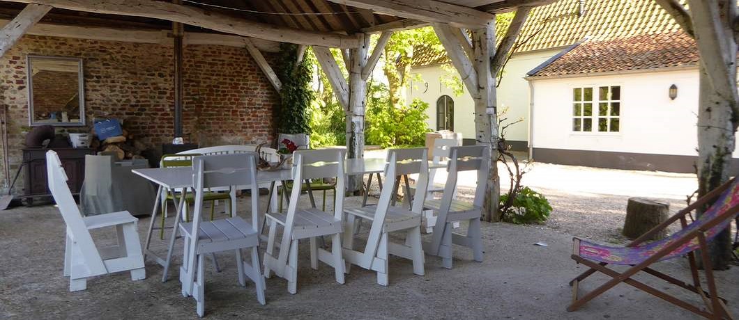 Open koetshuis met houtkachel