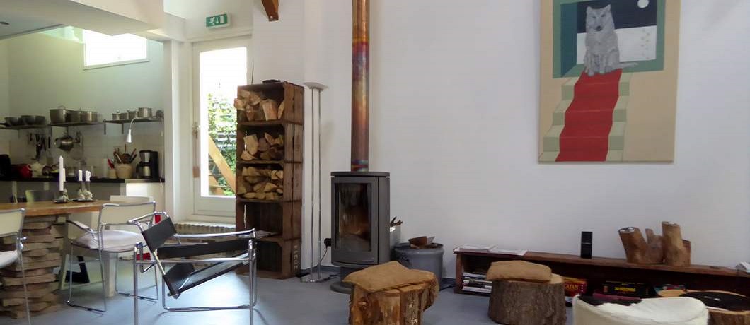 Houtkachel en zitjes in de living