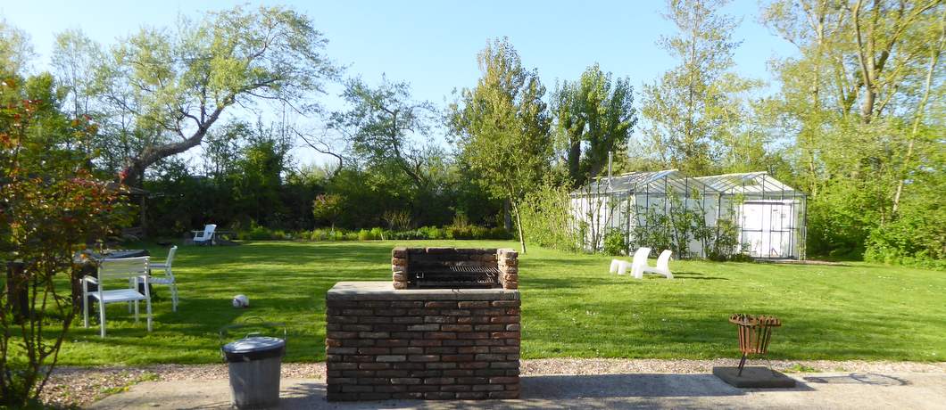 Tuin met stenen bbq bij B&B Frankrijk-Noord
