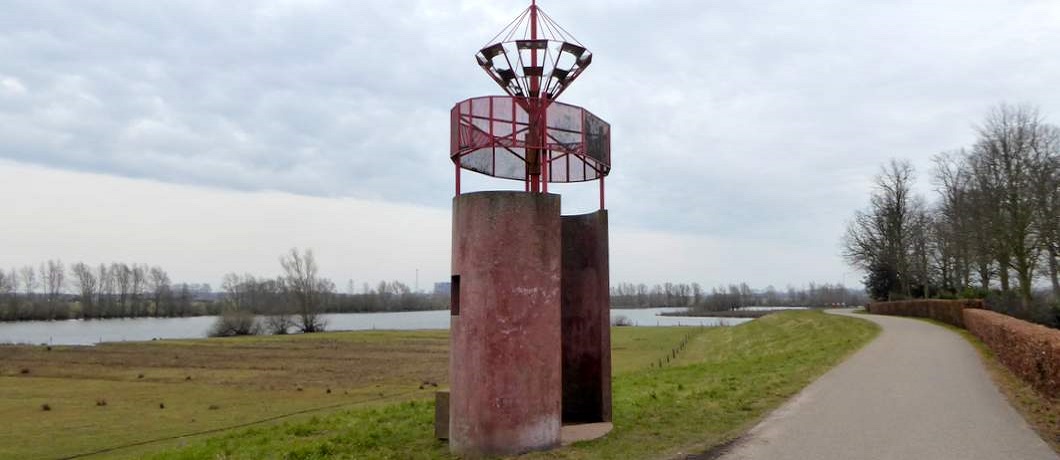Kunstwerk op de dijk langs de uiterwaarden bij Hattem.