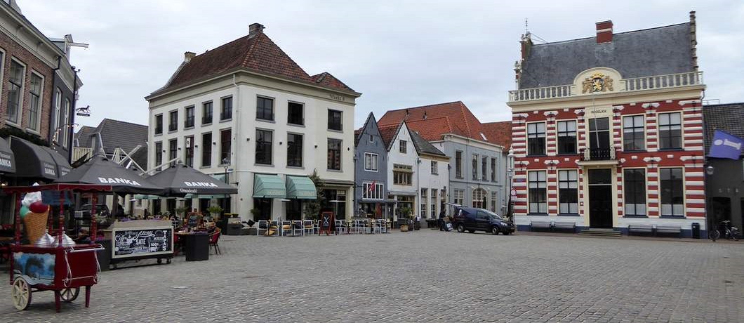 De Markt van Hattem met horeca en vooral veel historische gebouwen.