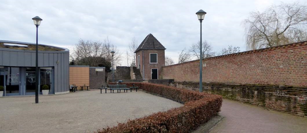 De eeuwenoude stadsmuur van Hattem.