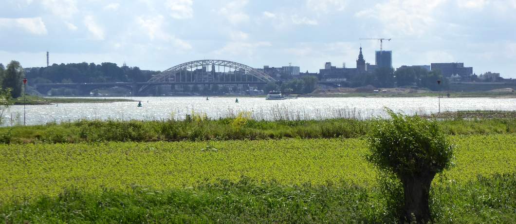 Uitzicht vanaf de Ooijpolder over de Waal.