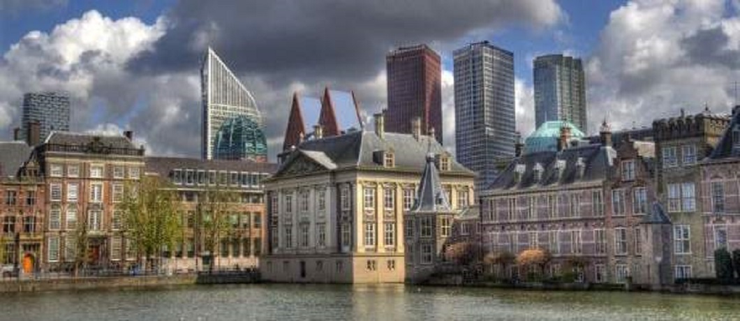 Hofvijver en skyline Den Haag