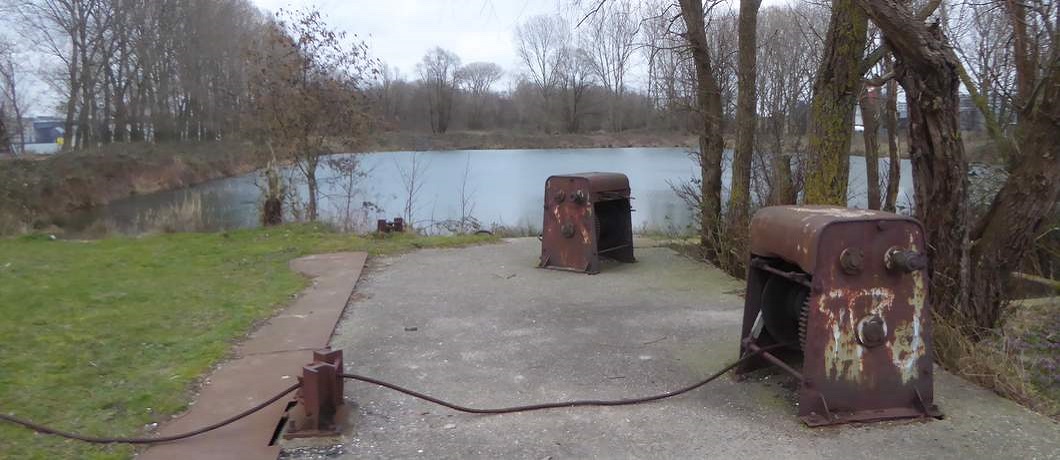 Verroeste machines op het Eiland van Brienenoord waarmee de metrotunnel is gebouwd
