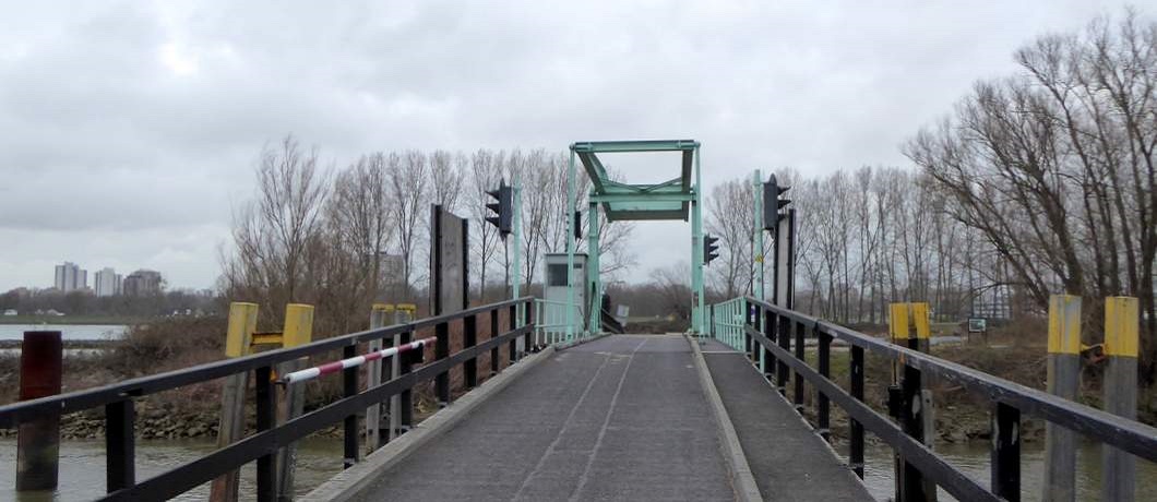 De smalle ophaalbrug is de enige toegangspoort tot het Eiland van Brienenoord
