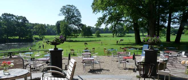 Bij hotel Gaia op landgoed Nieuw-Rande kun makkelijk de hele dag op het terras blijven zitten