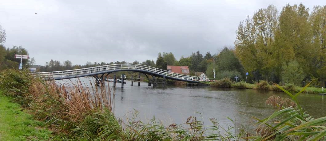 Restaurant Nova ligt aan de Rotte bij een brug naar de Rottemeren