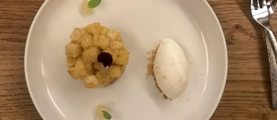 Broodpudding met gemarineerde peer en frisse gember-yoghurtsorbet bij restaurant Nova