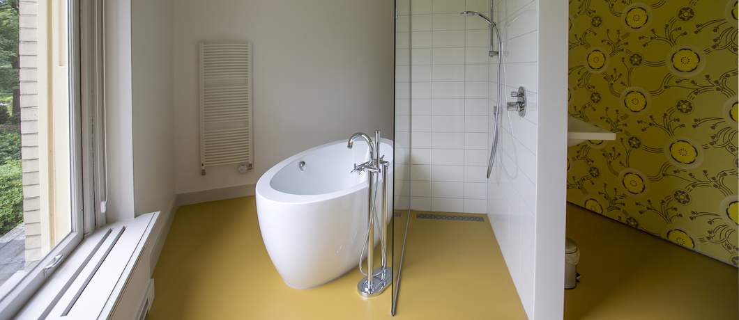 Badkamer van de laansuite in villa Oud Groevenbeek