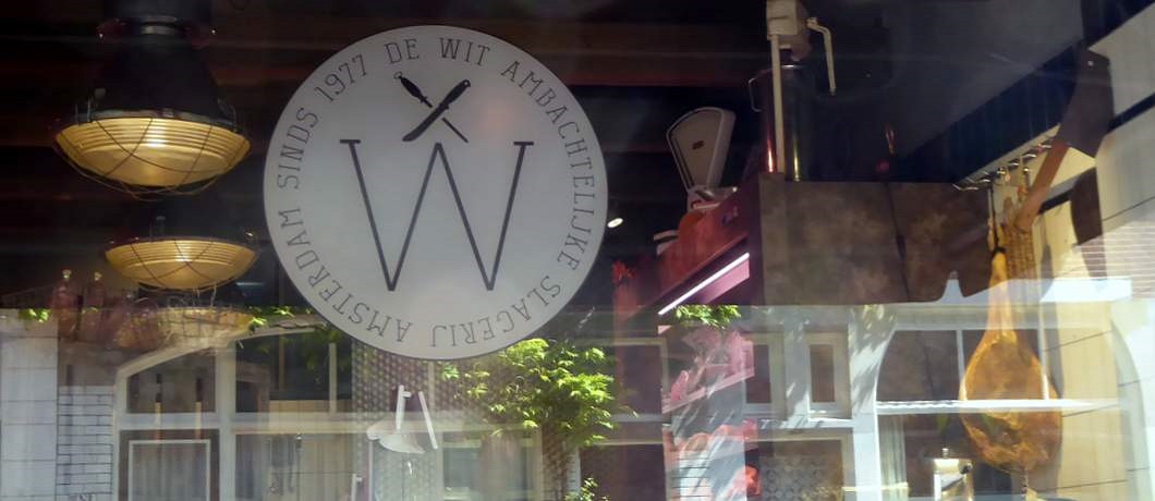 De etalage van zelfslachtende slagerij de Wit in Amsterdam