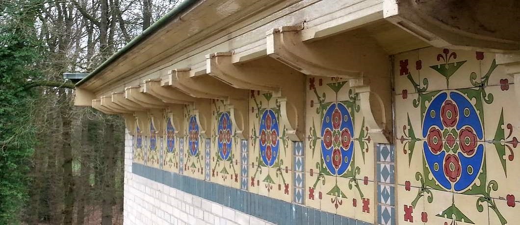 Ook buiten kleurrijke jugendstil tegels op villa Oud Groevenbeek