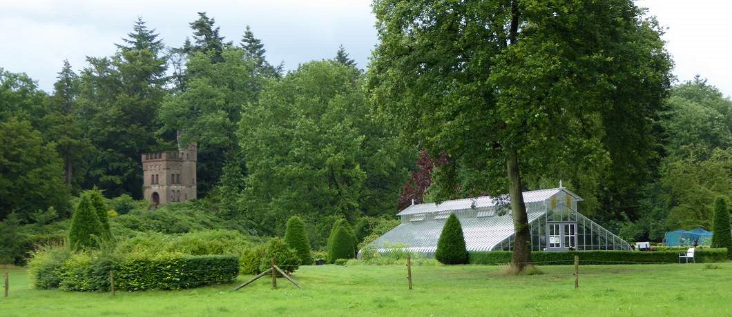 Antieke watertoren en druivenkas die horen bij villa Oud Groevenbeek