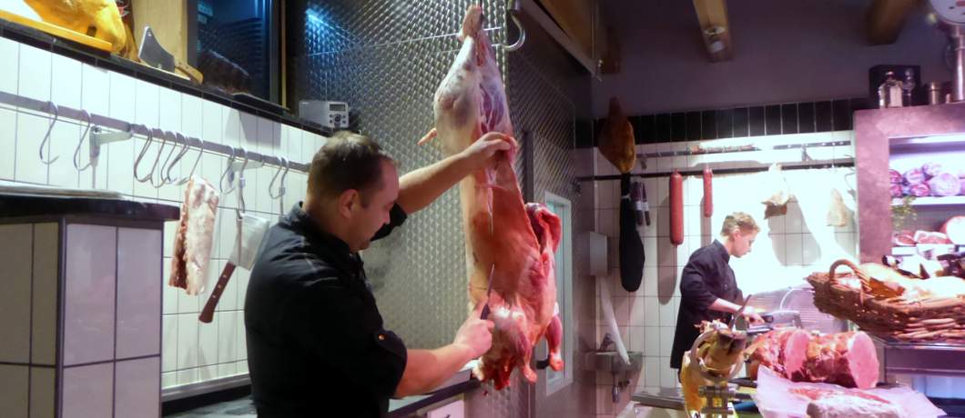 Op zaterdag komt er een heel lam binnen bij slagerij de Wit