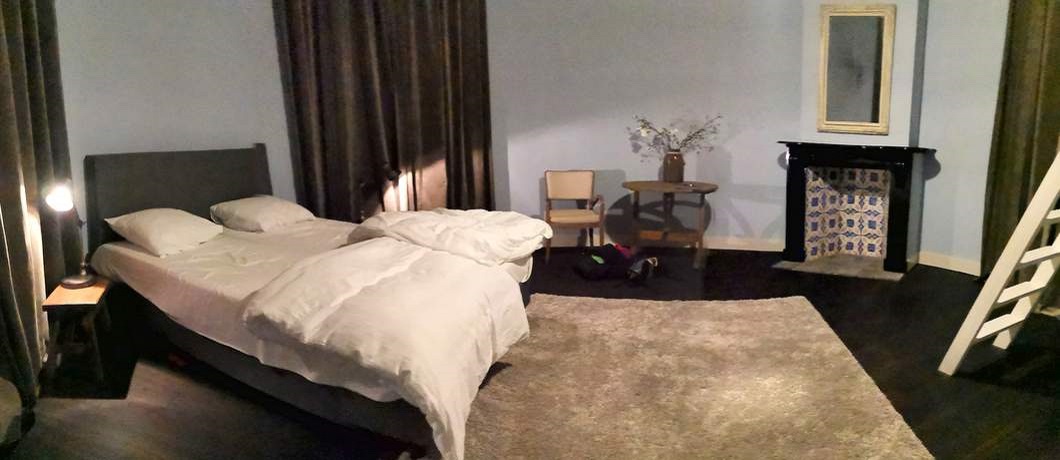 Een van de slaapkamers van suite Freule Emma in kasteel Hackfort