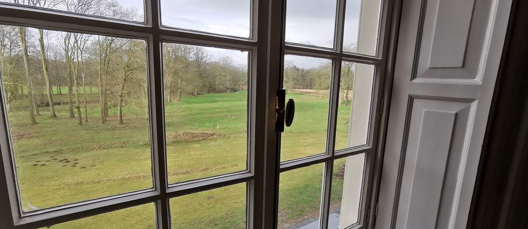 Uitzicht vanuit suite Freule Emma op kasteel Hackfort in Vorden