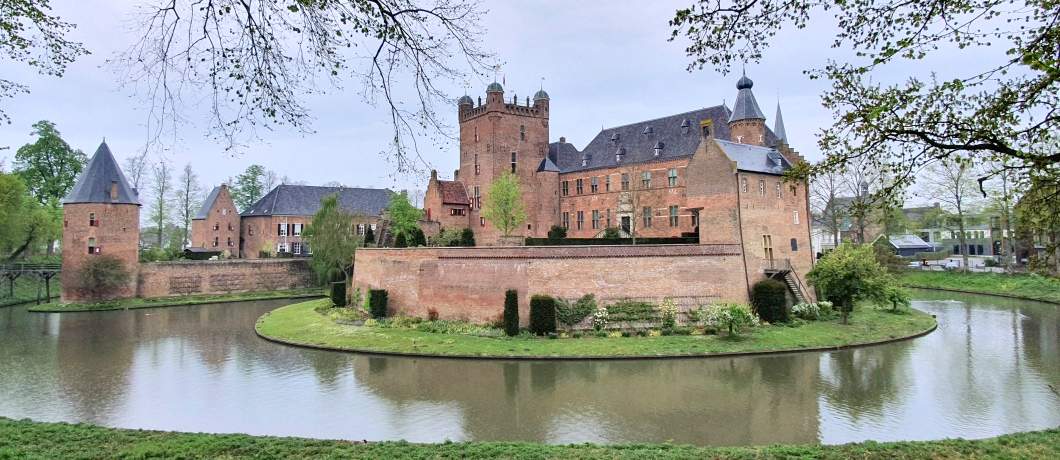 Kasteel Huis Berg met slotgracht onderweg tijdens de Trage Tocht 's-Heerenberg