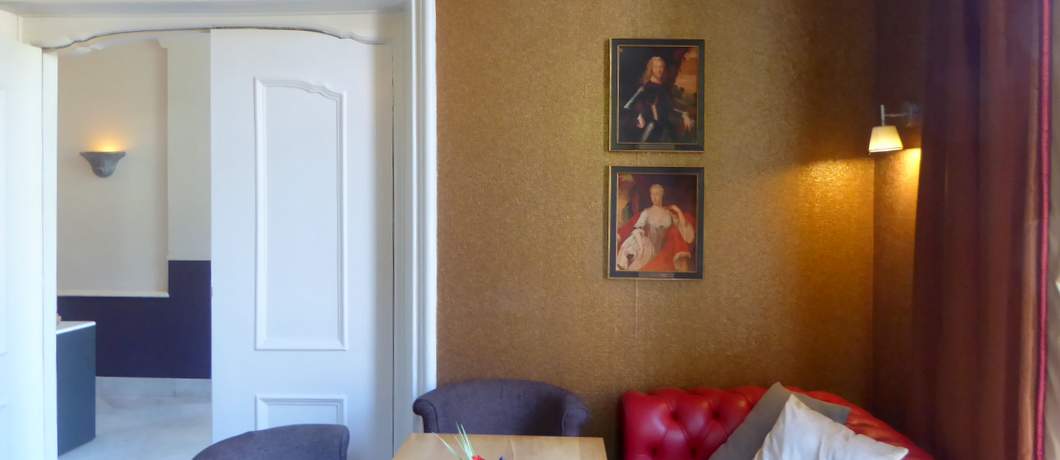 Bar met schilderijen van de oude eigenaren van hotel-restaurant De Havixhorst