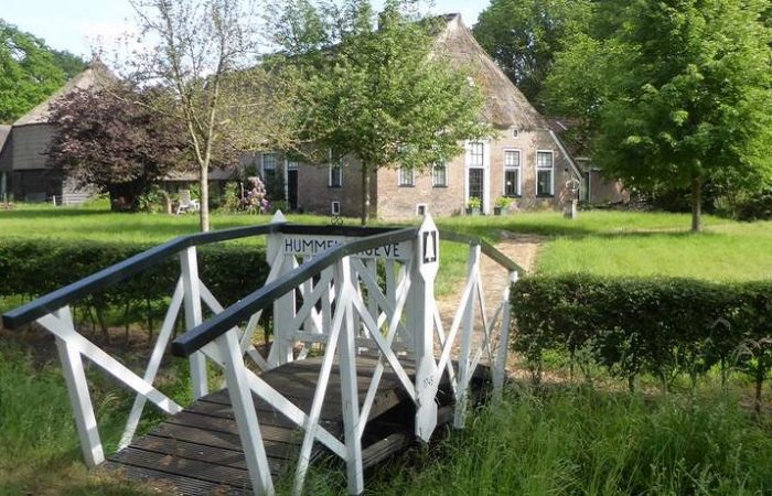 Oude boerderijen bij de wandeling rondom beschermd dorpsgezicht Echten