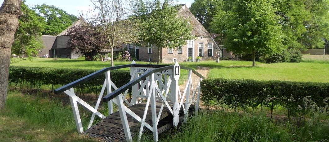Oude boerderijen bij de wandeling rondom beschermd dorpsgezicht Echten