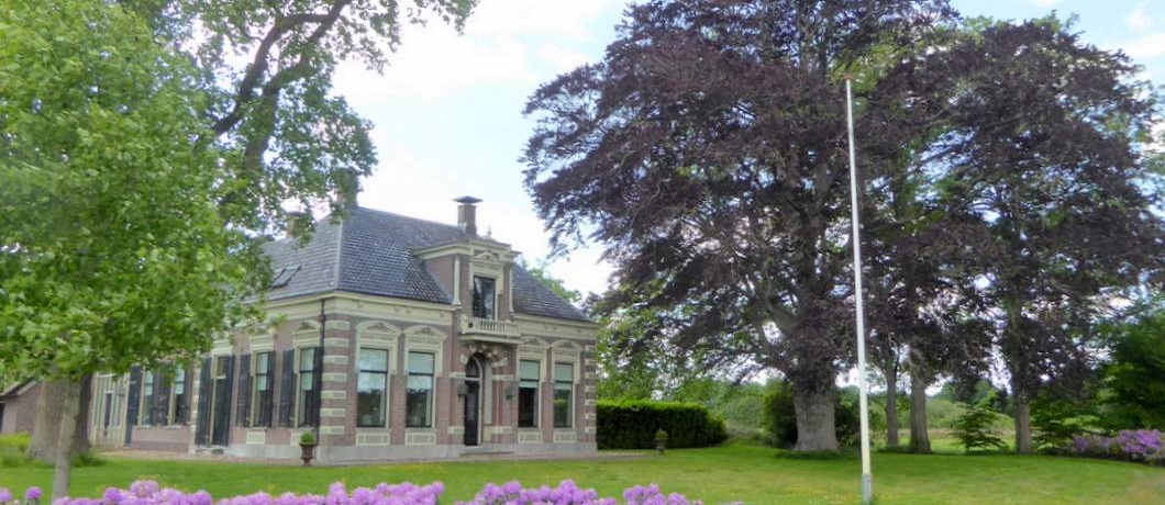 Boerderij met rode beuk in de tuin tijdens fietsen in het Reestdal