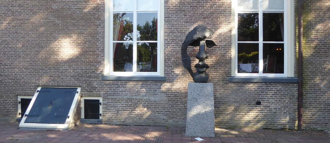 Bronzen beeld van Johan Cruijff in de beeldentuin van De Havixhorst