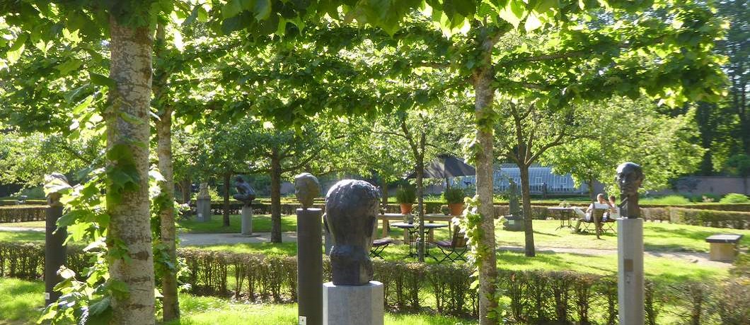 Galerij met hoofden in beeldenpark De Havixhorst