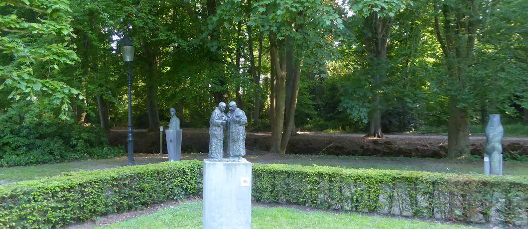 Twee geestelijken in gesprek, een beeld van Pieter d'Hondt in beeldenpark De Havixhorst