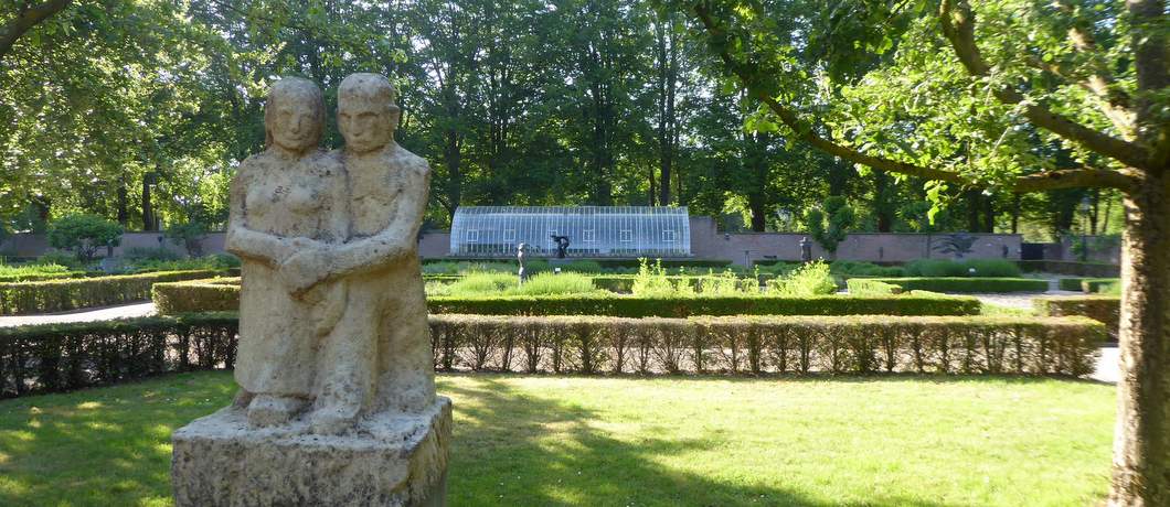 Lopend paar van Hildo Krop in beeldenpark De Havixhorst