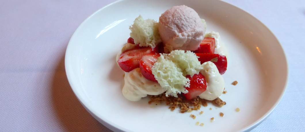 Dessert van aardbeien en rabarber bij restaurant De Havixhorst
