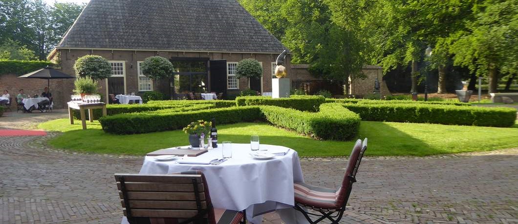 Buiten eten op het voorplein van De Havixhorst