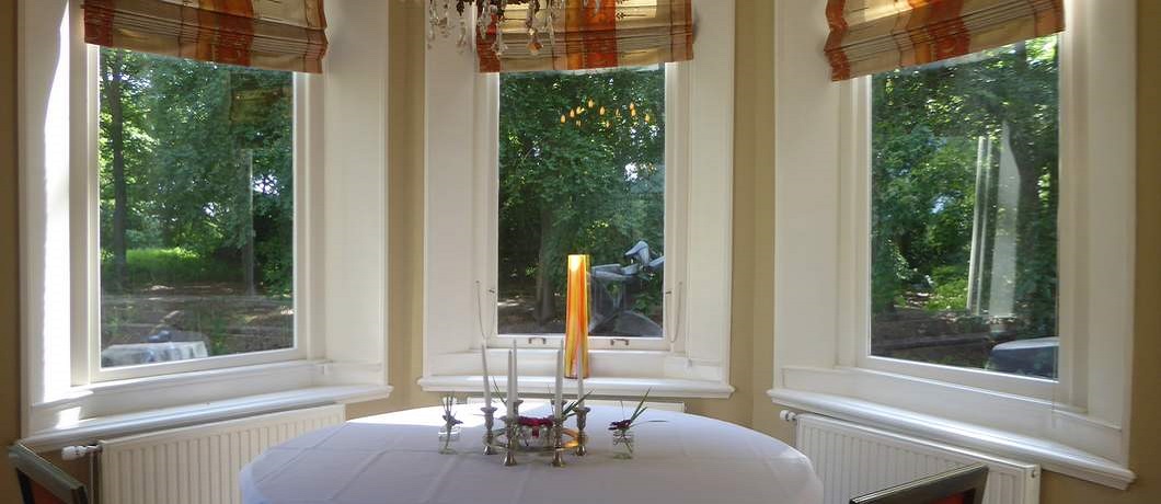 Uitzicht vanuit de serre van De Havixhorst op het landgoed en tuin