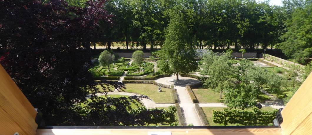 Uitzicht vanuit de Junior Suite op de beeldentuin van De Havixhorst