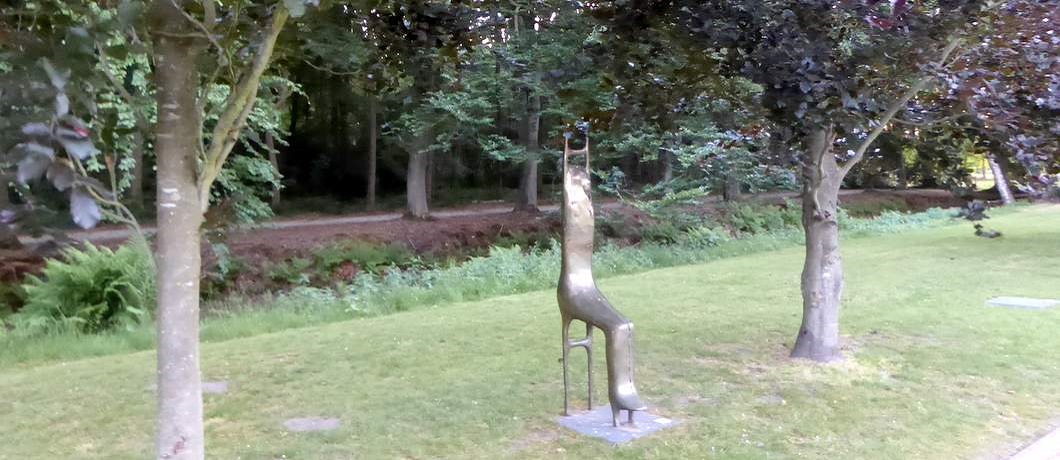 Zittende vrouw van Eja Siepman van den Berg in beeldenpark De Havixhorst