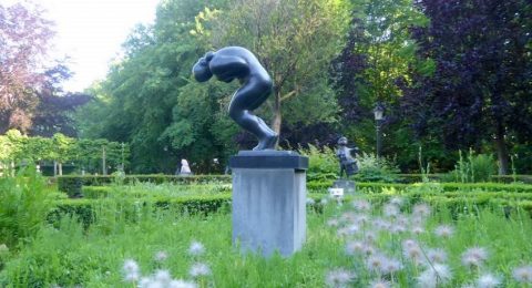 Vrouwe salto heet het beeld van Nic Jonk in beeldenpark De Havixhorst