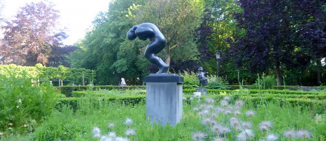Vrouwe salto heet het beeld van Nic Jonk in beeldenpark De Havixhorst