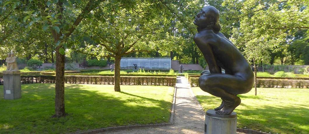 Naakte vrouw Liesbeth van Eddy Roos in beeldenpark De Havixhorst