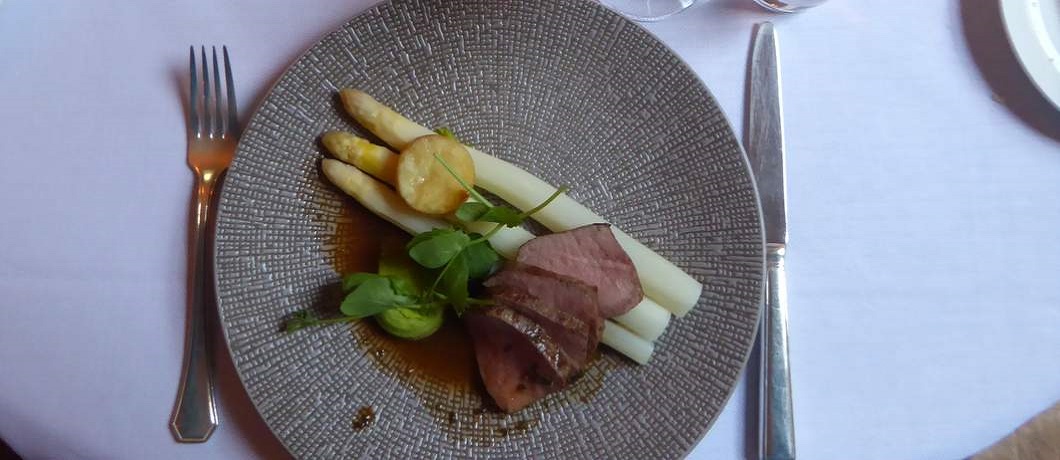 Zuidwoldiger asperges met kalfslende uit het menu van restaurant De Havixhorst