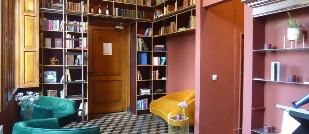 De lounge en bibliotheek van boutique hotel Lytel Blue is een prachtige combinatie van klassiek en modern