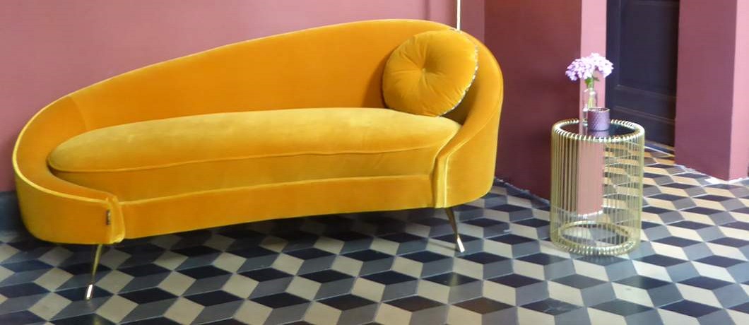 De chaise longue op Escherachtige tegels bij boutique hotel Lytel Blue